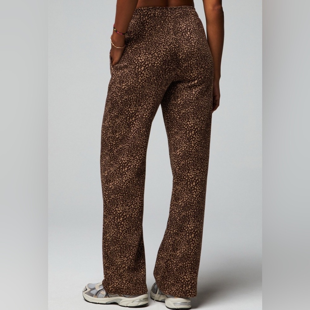 EUC Fabletics Cozy Fleece Wide Leg Sweatpants - Picture 3 of 10